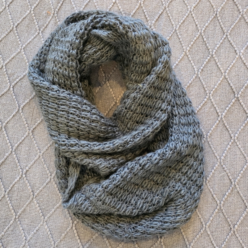 💥4 for $25💥 Gray Knit Infinity Scarf